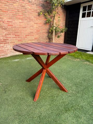 Meranti hardhouten picknick tafel rond van hergebruikt hout beschikbaar voor biedingen