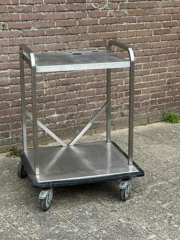 In zeer nette staat, oersterke degelijke RVS roltrolley beschikbaar voor biedingen