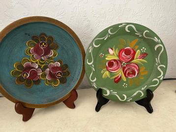 Twee prachtige handbeschilderde  houten wand sier borden beschikbaar voor biedingen