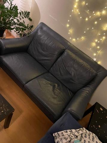 Gratis af te halen: 2 leren banken (donkerblauw/zwart)