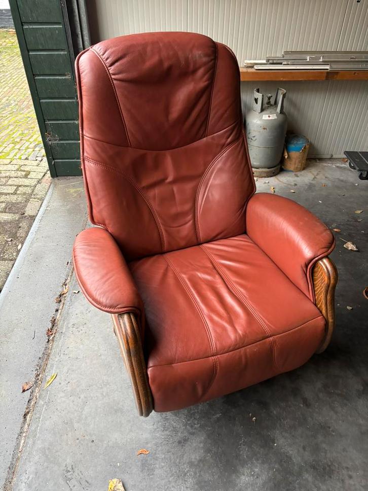 Comfortabele Leren Relaxfauteuil – Donkerrood Leer & Massief, Huis en Inrichting, Fauteuils, Gebruikt, Leer, 75 tot 100 cm, Ophalen