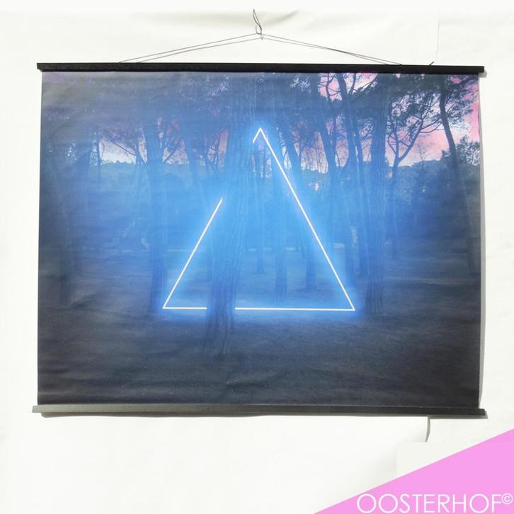 Blue Neon Triangle Installation …. | Canvas | 147 x 112, Huis en Inrichting, Woonaccessoires | Schilderijen, Tekeningen en Foto's