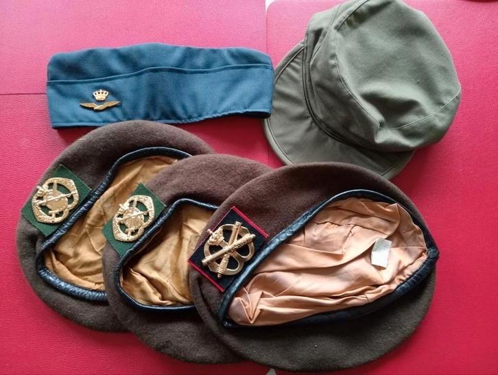 Militaire Petten Diverse Eenheden, Verzamelen, Militaria | Algemeen, Landmacht, Helm of Baret, Nederland, Ophalen of Verzenden