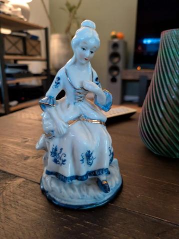 Antiek vrouwen beeldje beschikbaar voor biedingen