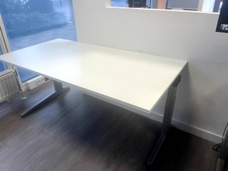 Verstelbare witte bureaus – 2 stuks beschikbaar, Huis en Inrichting, Bureaus, Zo goed als nieuw, Bureau, In hoogte verstelbaar