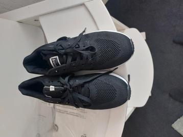 Nieuwe sneakers. beschikbaar voor biedingen