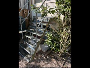 Stalen Trap met Bordes en Leuningen beschikbaar voor biedingen