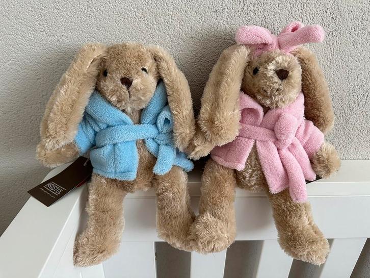 Nieuw met kaartjes: pluche knuffel konijnenpaar in badjas, Verzamelen, Beren en Cherished Teddies, Zo goed als nieuw, Stoffen beer