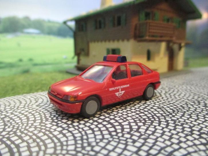 Ford Escort Mk.5 - Busch / Praliné Berufsfeuerwehr brandweer, Hobby en Vrije tijd, Modelauto's | 1:87, Zo goed als nieuw, Auto