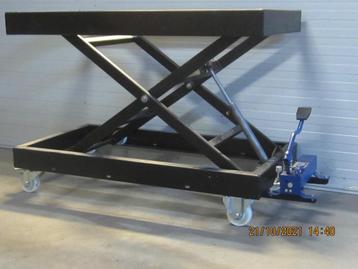 hydrolische heftafel beschikbaar voor biedingen