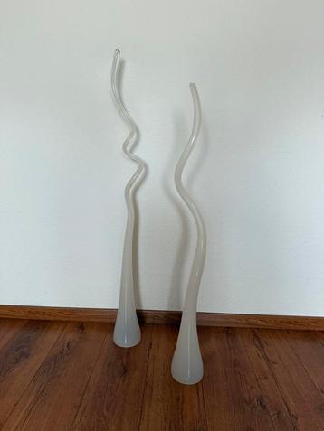 Twee mooie siervazen beschikbaar voor biedingen