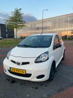 Toyota Aygo 1.0 12V Vvt-i 5DRS 2011 Wit. Koppakking kapot !!, Voorwielaandrijving, 4 stoelen, Origineel Nederlands, Handgeschakeld