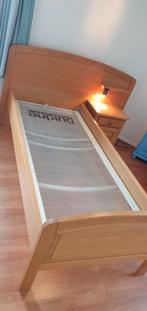 Houten eenpersoons-bed met bijbehorend nachtkastje + lampje, Huis en Inrichting, Ophalen, Gebruikt, Eenpersoons