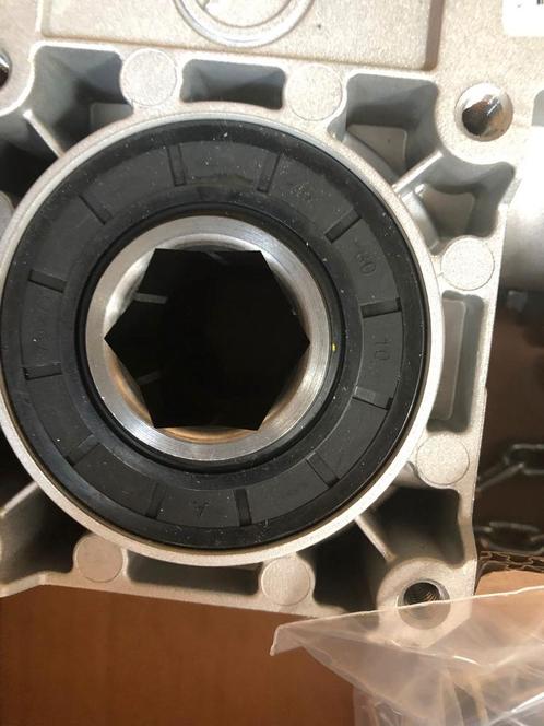 Crawford Gfa aandrijving € 995,- Garagedeuren-Overheaddeuren, Doe-het-zelf en Verbouw, Deuren en Horren, Nieuw, Garagedeur, 215 cm of meer