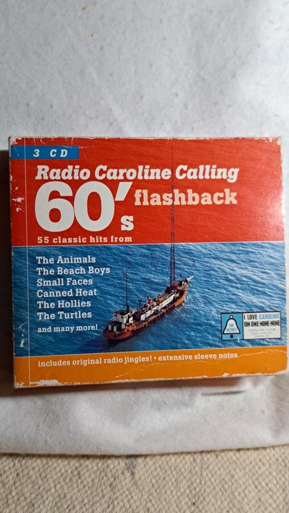 3 cd box  radio caroline Calling  60" Flashback, Cd's en Dvd's, Cd's | Pop, Zo goed als nieuw, 1960 tot 1980, Boxset, Ophalen of Verzenden