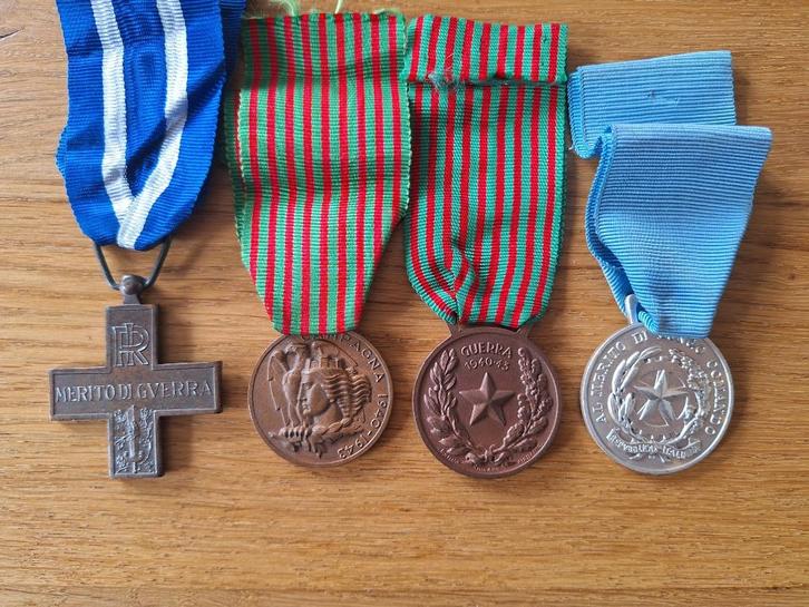 Lot Italiaans Fascistische WO2 Emblemen 4, Postzegels en Munten, Penningen en Medailles, Overige materialen, Buitenland, Ophalen of Verzenden