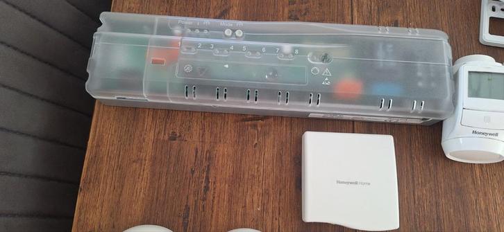 HONEYWELL EVOHOME HCE80 VLOERVERWARMINGSUNIT MET ANTENNE, Doe-het-zelf en Verbouw, Overige Doe-het-zelf en Verbouw, Zo goed als nieuw