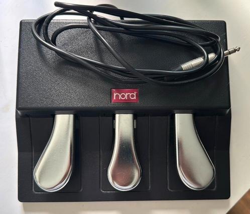 Nord Triple Pedal (sustainpedaal), Muziek en Instrumenten, Effecten, Zo goed als nieuw, Overige typen, Ophalen of Verzenden