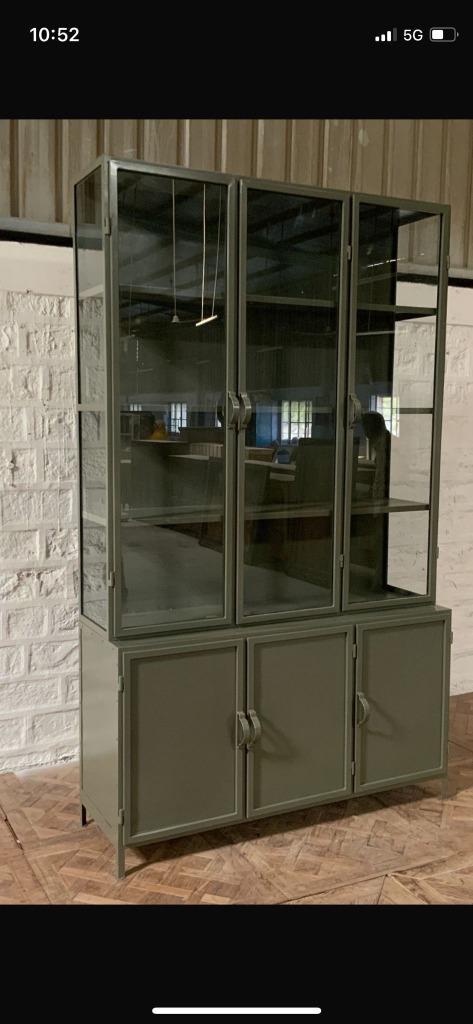 Buffetkast OLIJFGROEN vitrine metaal:glas 142 cm breed actie, Huis en Inrichting, Kasten | Ladekasten, Nieuw, 200 cm of meer, 100 tot 150 cm