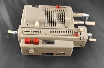 Een vintage Toshiba mechanische rekenmachine uit verzameling beschikbaar voor biedingen