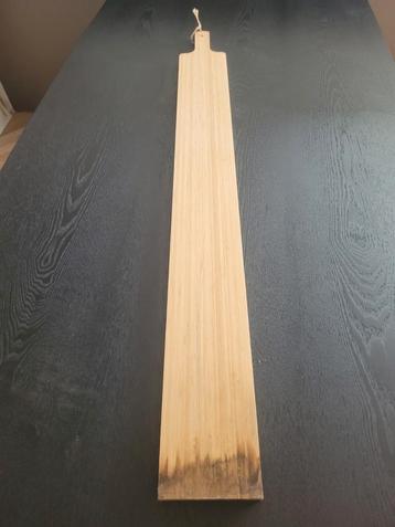 Prachtige lange houten hapjesplank. beschikbaar voor biedingen