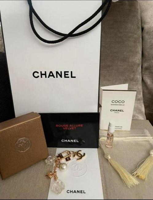 Camelia sleutelhanger met CC charm, 4 rouge allure lipstick, Verzamelen, Parfumverzamelingen, Nieuw, Miniatuur, Gevuld, Ophalen of Verzenden