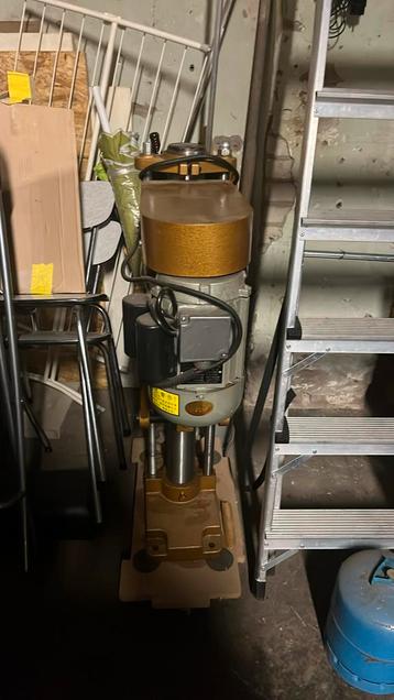 Glazen buisje met sluitmachine  beschikbaar voor biedingen