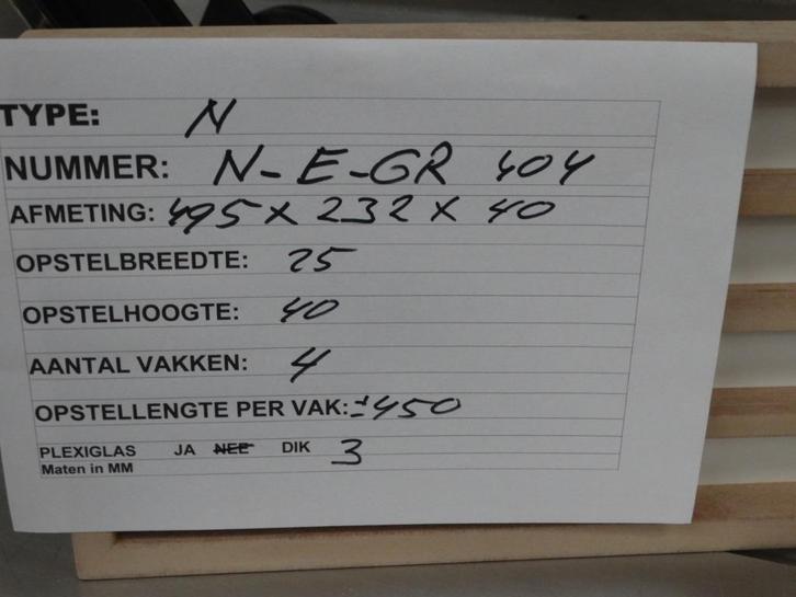 N-Spoor: N-E-GR-404: stofvrije vitrine, wandvitrine., Hobby en Vrije tijd, Modeltreinen | N-Spoor, Nieuw, Locomotief, Gelijkstroom of Wisselstroom