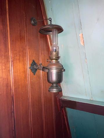 Antieke Wand Olielamp beschikbaar voor biedingen