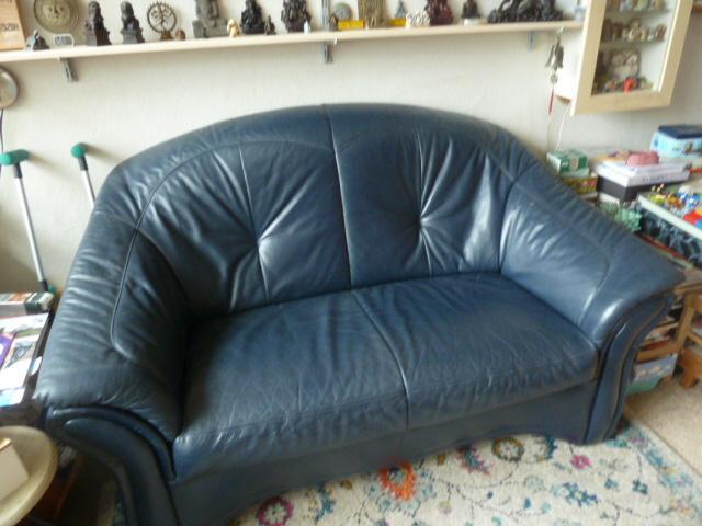 Blauwe Leren 2 zits bank, Huis en Inrichting, Banken | Bankstellen, Gebruikt, Rechte bank, Tweepersoons, 75 tot 100 cm, Leer, Ophalen