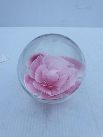 Glazen press - paper - roze bloem - diameter 7,5 cm beschikbaar voor biedingen