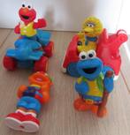 Sesamstraat poppetjes, Pino, Ernie, Elmo en 2 autootjes, Ophalen of Verzenden, Gebruikt