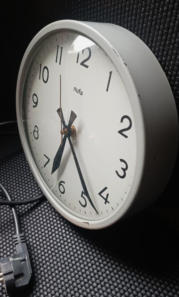 NUFA wandklok -ronde metalen keukenklok -Dutch design 70/80s, Huis en Inrichting, Woonaccessoires | Klokken, Gebruikt, Wandklok