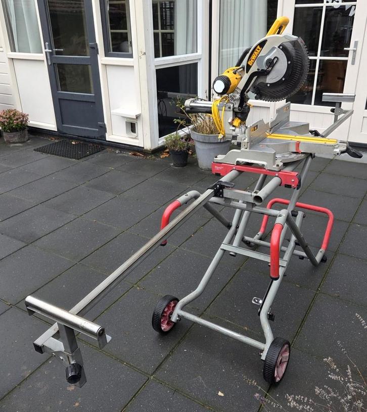 DeWalt Afkortzaag met milwaukee Onderstel, Doe-het-zelf en Verbouw, Gereedschap | Zaagmachines, Gebruikt, Afkortzaag, 1200 watt of meer
