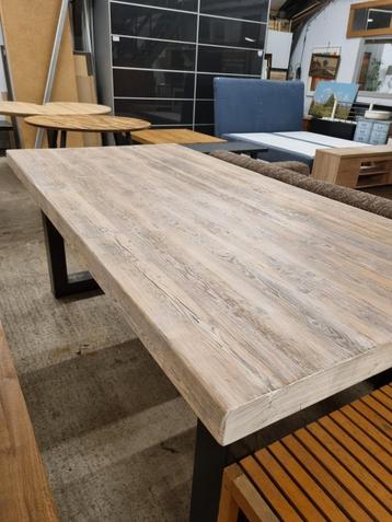 Eettafel met metalen frame beschikbaar voor biedingen