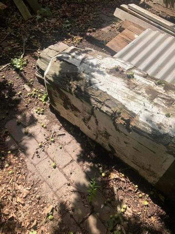 Hardhouten sokkel, paal, aanmeerpaal, beschikbaar voor biedingen
