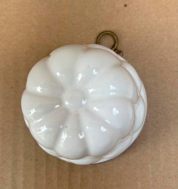 Vintage puddingvorm beschikbaar voor biedingen