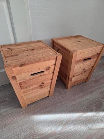 2 hele mooie massief houten kastjes/krukken/speelgoed manden beschikbaar voor biedingen