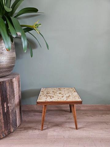Vintage tegel bijzettafel / plantentafel / krukje, rechthoek beschikbaar voor biedingen