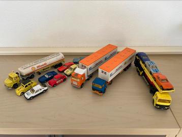 Oude speelgoed vrachtwagens en auto’s 