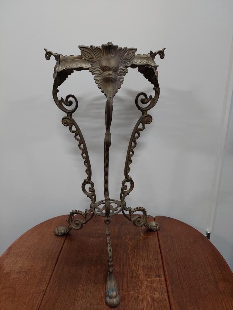 Antiek bijzonder plantentafeltje van mooi bewerkt messing, Ophalen of Verzenden