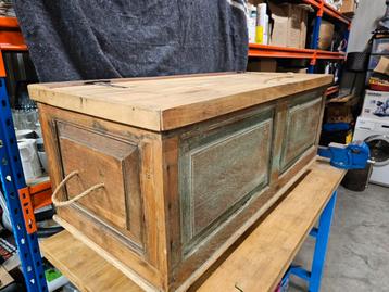Houten Dekenkist / Drankkist met Bewerkt Hout beschikbaar voor biedingen