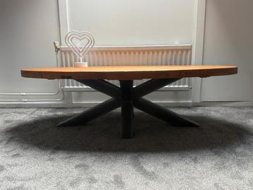 Ovale houten salontafel met metalen onderstel beschikbaar voor biedingen