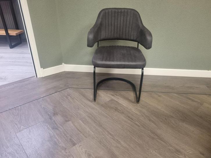 Luxe Cantilever Stoel - Nieuwstaat - Showroommodel - Grijs, Huis en Inrichting, Stoelen, Nieuw, Eén, Kunststof, Grijs, Ophalen of Verzenden