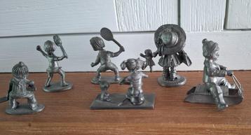 6 Tinnen beeldjes spelende kinderen beschikbaar voor biedingen