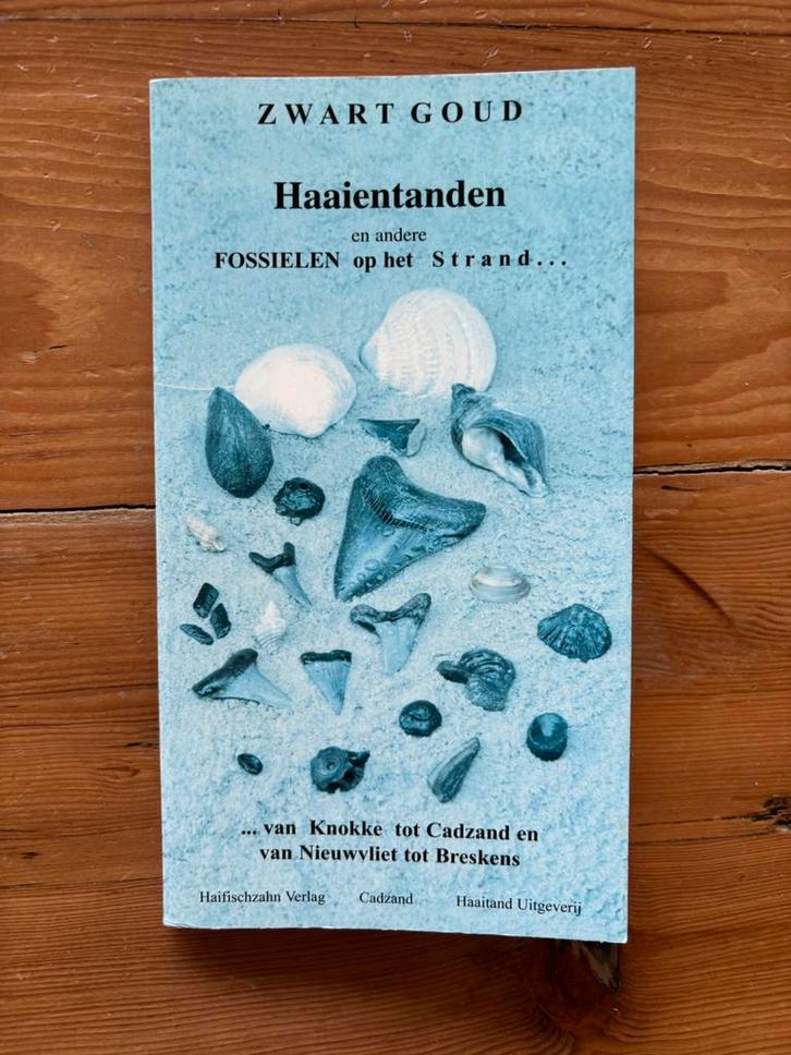 C. Dewes - Zwart goud- Haaientanden ea fossielen op strand, Boeken, Natuur, Gelezen, Ophalen of Verzenden