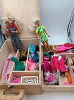 2 Barbies 1966 en 1975 in kist met diverse accesoires, Ophalen of Verzenden, Gebruikt, Barbie
