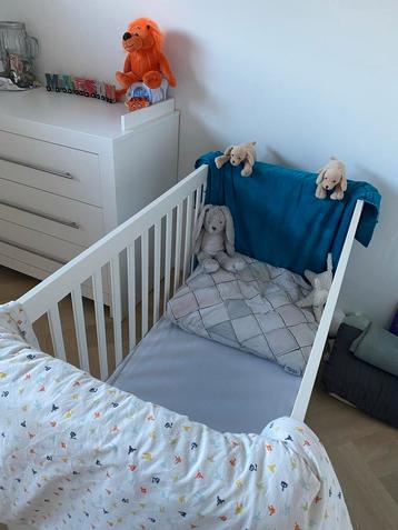 Mooi wit ledikantje beschikbaar voor biedingen