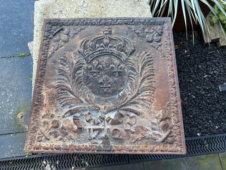 Een antieke Franse haardplaat, gedateerd 1712, Antiek en Kunst, Antiek | Woonaccessoires, Ophalen