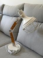 Industriële tafellamp met houten arm – €12,50, Huis en Inrichting, Lampen | Tafellampen, Ophalen, Zo goed als nieuw, Minder dan 50 cm